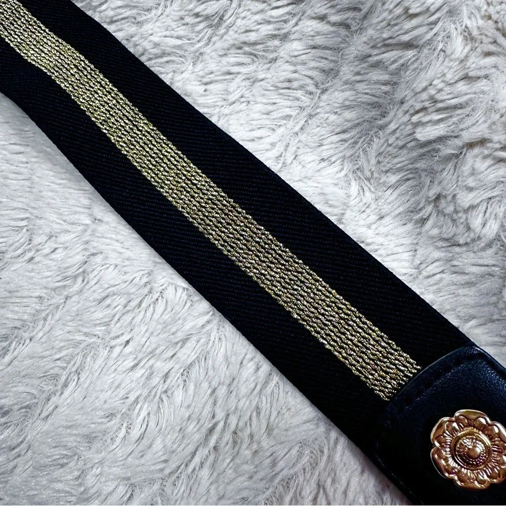 Fashionable Black with Metallic Gold Stripe  Stretchy Elastic Belt, LIKE NEW!